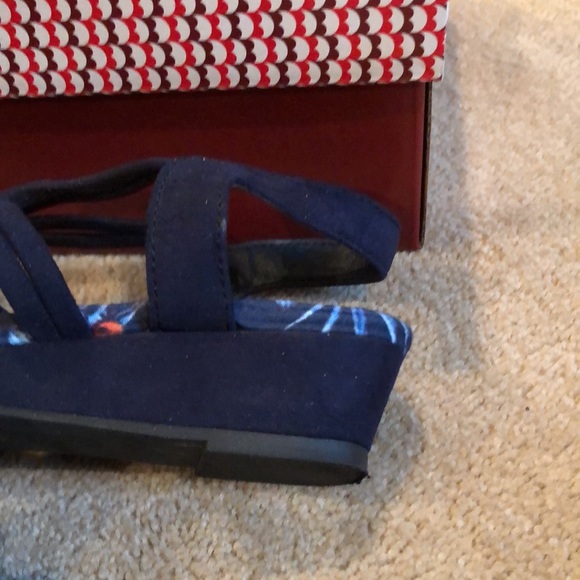 Dress Barn women’s sandals. - Picture 4 of 5